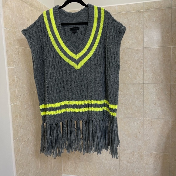 Steve Madden Women’s V Neck  Fringed Poncho Gray & Neon Yellow OSFM - Picture 4 of 10